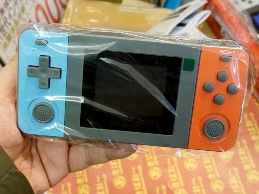 内蔵ゲーム108本が遊べるSwi◯ch風携帯ゲーム機が入荷、価格は1,320円
