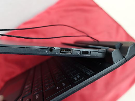 第8世代Core搭載の13.3インチタブレット「ARROWS Tab Q738/SB」が