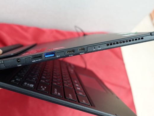 第8世代Core搭載の13.3インチタブレット「ARROWS Tab Q738/SB」が