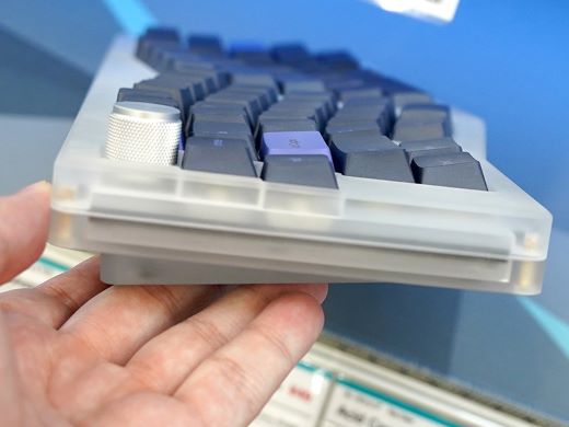 半透明アクリル筐体のキーボード自作キット「Blackhole Pro Acrylic
