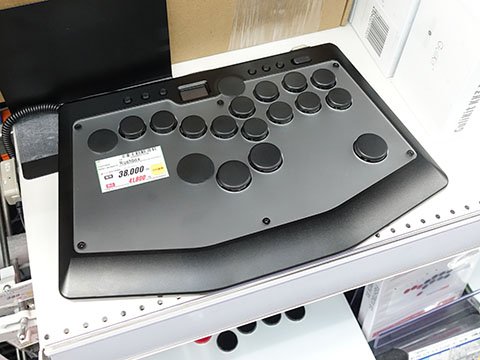 ボタンレイアウトが変更できるレバーレスアケコン「RUSHBOX」が店頭