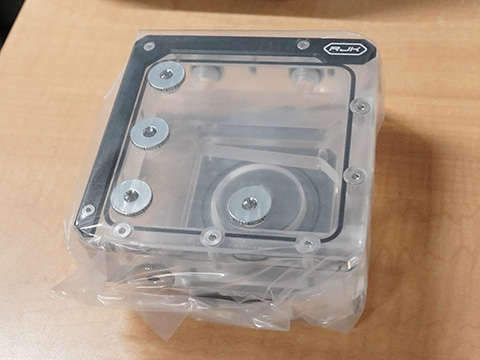 ケースファン取り付け穴に設置できる120mmサイズのポンプ一体型水冷