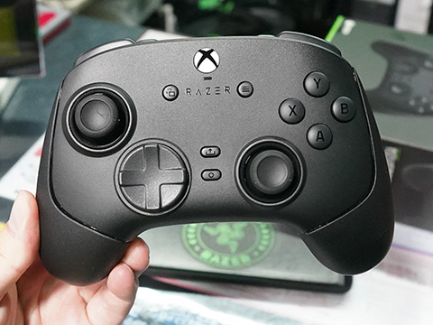 プロゲーマーと共同開発したゲームパッド「Razer Wolverine V3