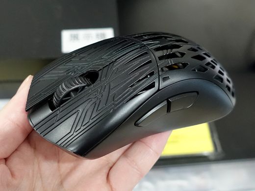 カーボンファイバー製のゲーミングマウス「Pwnage StormBreaker Max CF