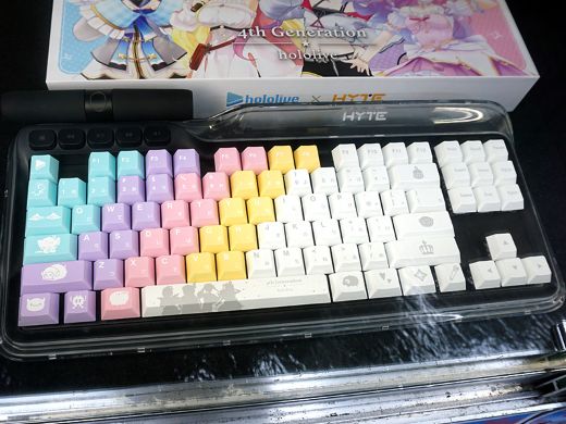 ホロライブ4期生デザインのキーキャップセット、TSUKUMOで店頭展示