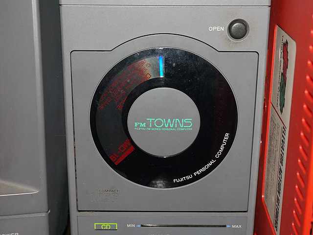 世界で初めてCD-ROMドライブを標準搭載した「FM TOWNS」 （取材中に