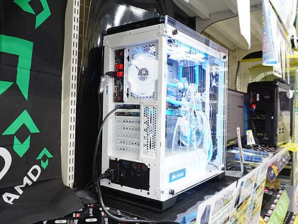 初音ミク仕様の水冷PCに“雪ミクバージョン”が登場、ツクモで展示中