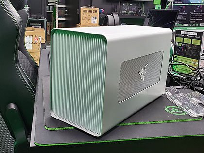 ノートPCにビデオカードを増設できる「Razer Core X」に新色のシルバー