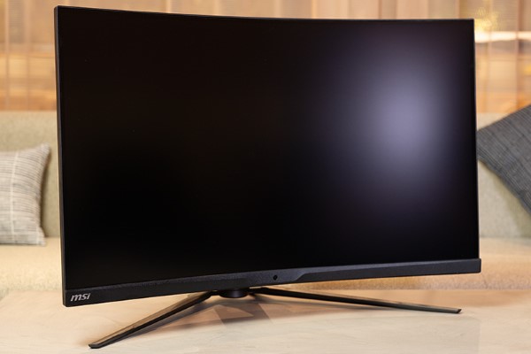 レースゲームの没入感もアップ！31.5型WQHD湾曲モニター「MSI MPG