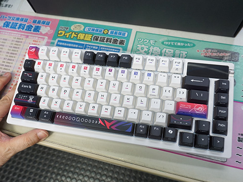 2インチ有機ELパネル搭載のゲーミングキーボード「ROG Azoth X Gaming