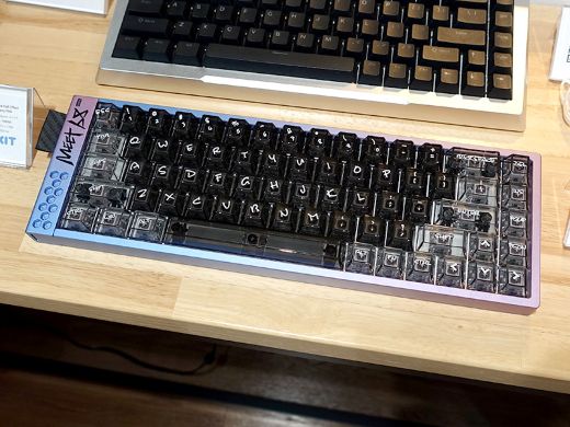 美しいグラデーションカラーが特徴のラピトリ対応ゲーミングキーボード