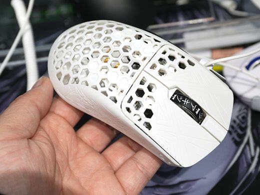 カーボン複合材採用の軽量ゲーミングマウス「AKITSU MEDIUM」が発売