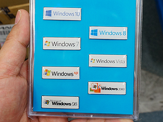歴代Windowsのロゴ入りピンバッジが付属、DSP版の限定パックが発売