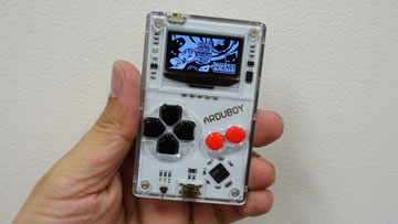 カードサイズの携帯ゲーム機「Arduboy FX」が店頭入荷、250以上の