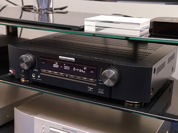 薄型でもAtmos、DTS:X対応。アシスト機能充実のマランツAVアンプ