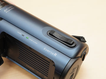 JVC、業界初4Kで防水/防塵/耐衝撃/耐低温“QUAD PROOF”ビデオカメラ。約