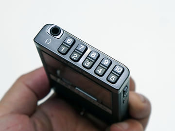 ソニー、ワンセグ音声も受信できるポケットラジオ。スピーカーとして