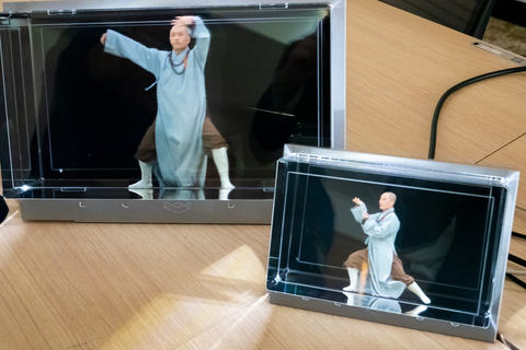 ヘッドセット不要で3DCGを立体表示するホログラムディスプレイ - AV Watch