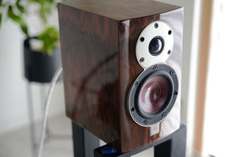 レビュー】小型で美しく、高音質。デスクトップやTVでも使えるDALI