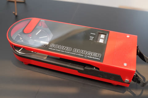 レコード挟んでどこでも再生! 復刻オーテク「サウンドバーガー」使い方