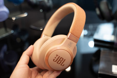 JBL、リアルタイム補正NC搭載のヘッドフォン。2.2万円 - AV Watch