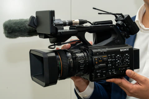 ソニー、3連カメラリング×3板式センサーのハンディカムコーダー「PXW