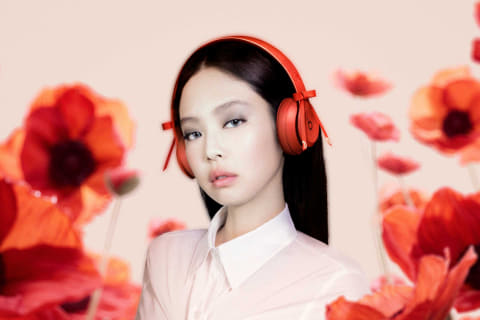 Beats、BLACKPINKのJENNIEとコラボしたワイヤレスヘッドフォン - AV Watch