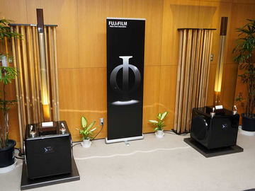 自然界に近い音場感”という富士フイルム新スピーカー「φ」を聞く - AV