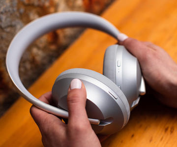 ボーズ、最上位ノイキャン「HEADPHONES 700」に新色+充電ケースの