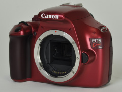 写真で見る写真で見るキヤノンEOS Kiss X50（レッド） - デジカメ
