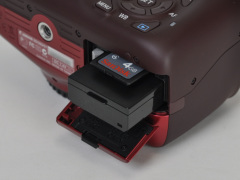 写真で見る写真で見るキヤノンEOS Kiss X50（レッド） - デジカメ