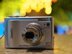 オールドデジカメの凱旋：富士フイルムFinePix F10（2005年