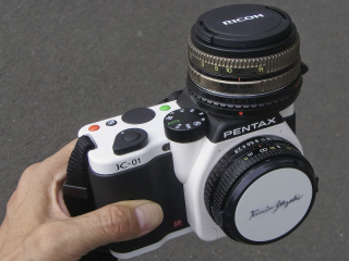 切り貼りデジカメ実験室：「PENTAX K-01」をリコーのパンケーキレンズ