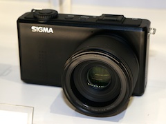 CES】シグマ、中望遠レンズ搭載の「DP3 Merrill」を展示 - デジカメ