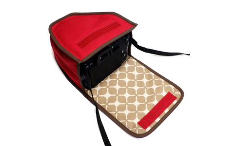 suono、キットレンズをつけたEOS Kiss X10がしっかり収まる布製ケース