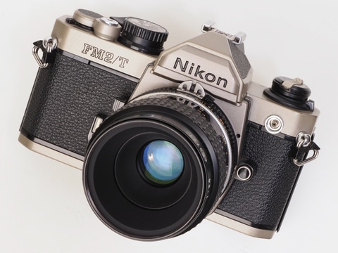 赤城耕一の「アカギカメラ」 第79回：40年来の相棒「ニコンFE2」とその