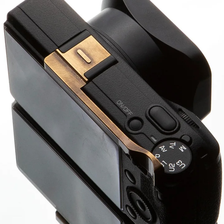 RICOH GR III/IIIx専用の金属製角型フード＆サムレスト - デジカメ Watch
