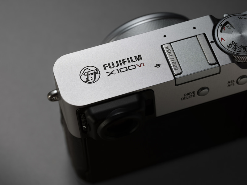 FUJIFILM X100VI」Limited Edition：メーカー提供の製品画像を掲載