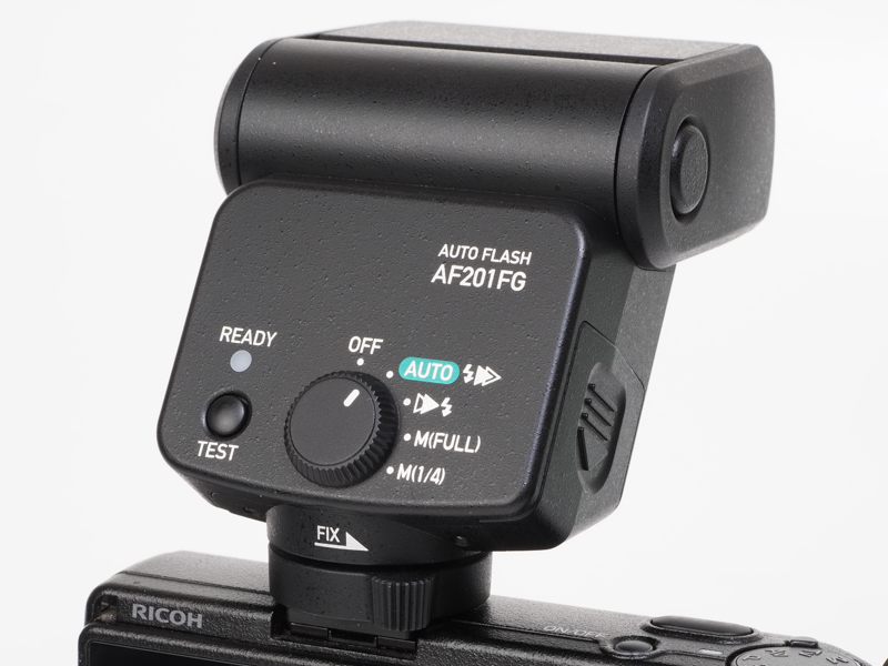 赤城耕一の「アカギカメラ」 第92回：「GR III」にぴったりのストロボ