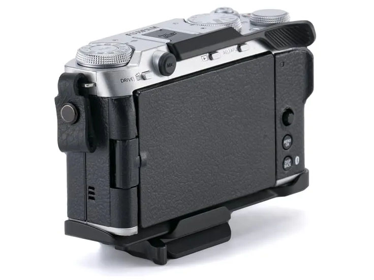 富士フイルム「X-M5」に大型グリップやサムレストなどを増設