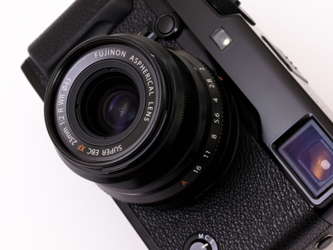 富士フイルム、小型軽量の広角単焦点レンズ「XF16mmF2.8 R WR