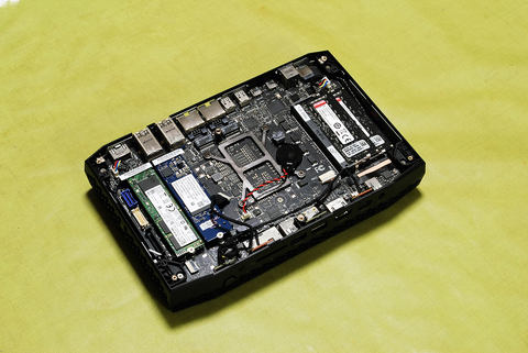 Intel HADES CANYON NUC8I7HVK」レビュー - GAME Watch