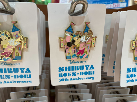 ディズニーストア30周年】特別デザインのコレクタブルキーやピンバッジ