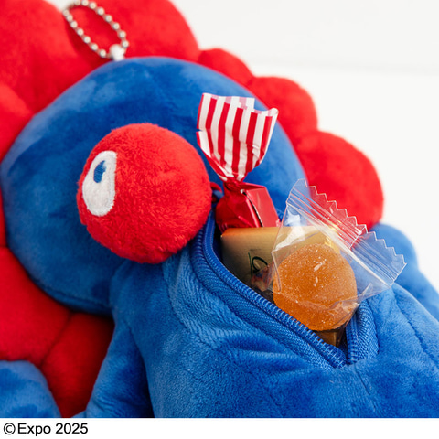 背中は小物入れに。大阪・関西万博「ミャクミャク」ぬいぐるみ付き