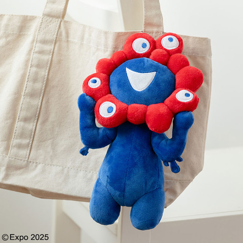 背中は小物入れに。大阪・関西万博「ミャクミャク」ぬいぐるみ付き