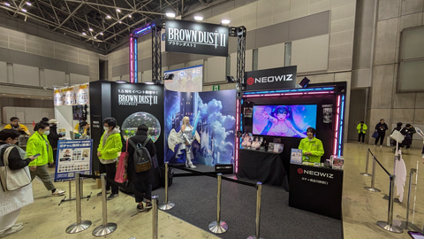 ブラウンダスト 2」ブースで等”尻”大マウスパッド＆等身大おっぱい