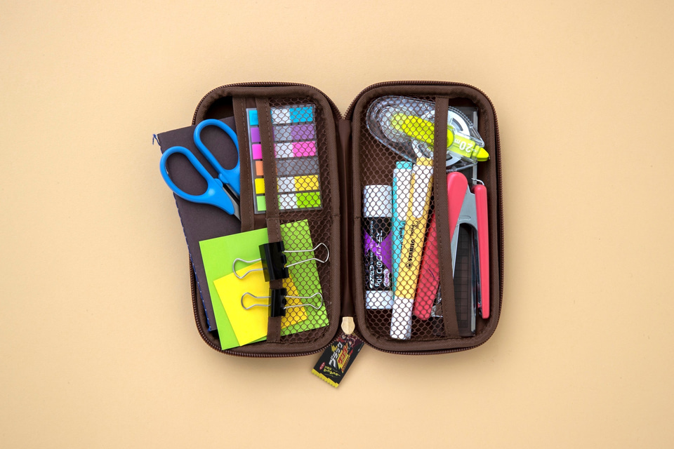 本物そっくりの「ブラックサンダーハードケース＆ポーチ」が付いた公式