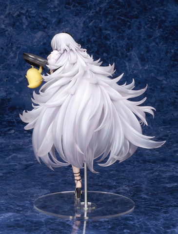 澄まし顔でパンプスを履く姿も魅力的。「アズレン」のフィギュア