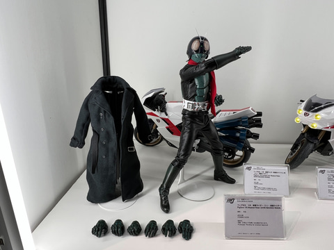 シン・仮面ライダー」より仮面ライダー/仮面ライダー2号フィギュア展示