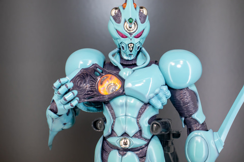 強殖装甲ガイバー」より可動フィギュア「ガイバーI」の彩色見本が展示